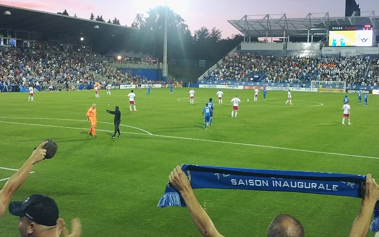 中锋回撤接应并转身实拍(点球与定位球的稳定输出)